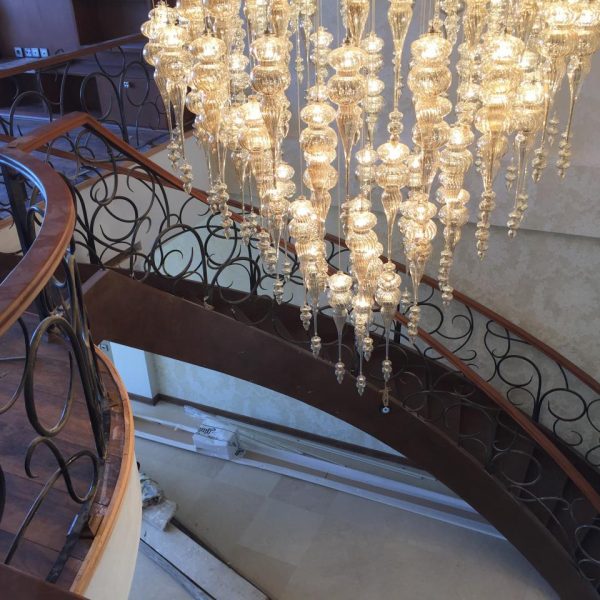 پله گرد با نرده فرفوژه و چوب