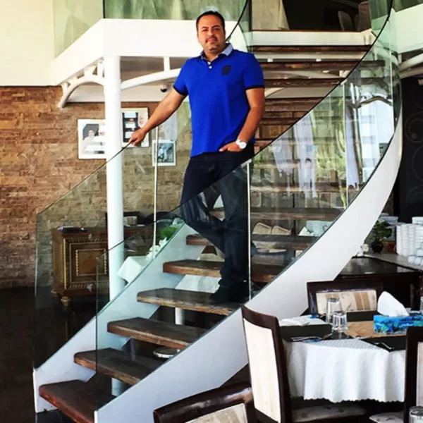 پله گرد دو محور باکس و نرده شیشه خم